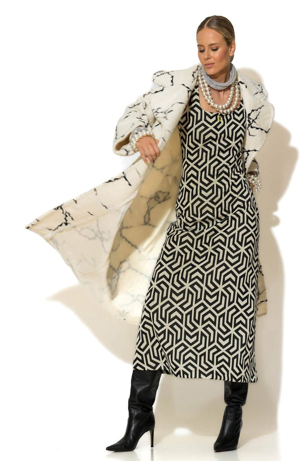 Μοντέλο με μακρύ ζακάρ πλεκτό φόρεμα με γεωμετρικό μοτίβο