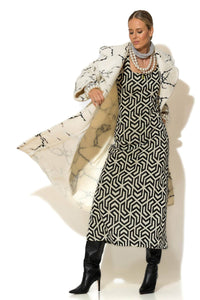 Μοντέλο με μακρύ ζακάρ πλεκτό φόρεμα με γεωμετρικό μοτίβο