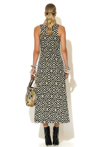 Πίσω όψη μακριού ζακάρ πλεκτού φορέματος με γεωμετρικό σχέδιο