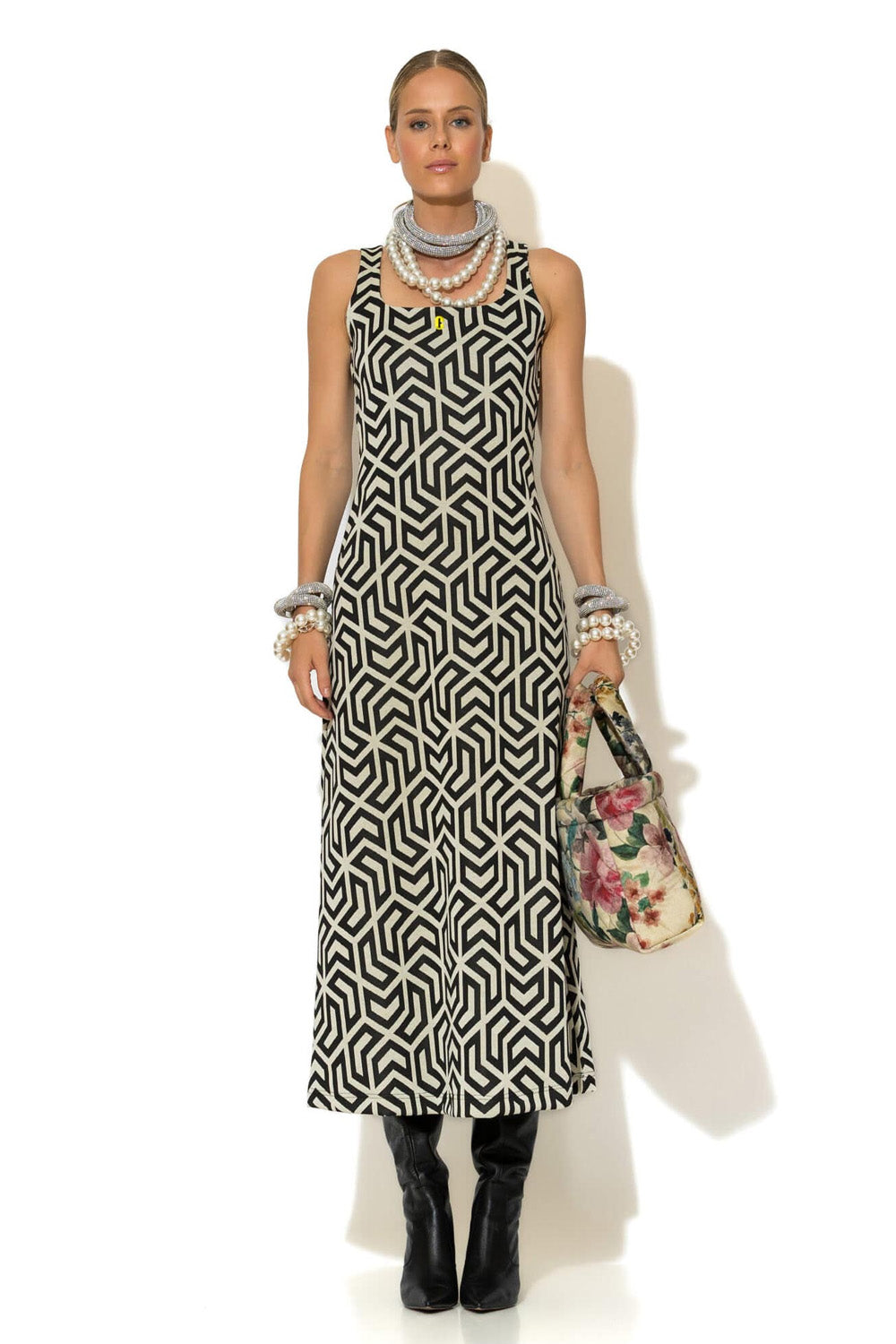 Λεπτομέρεια ζακάρ φορέματος με στρογγυλή λαιμόκοψη