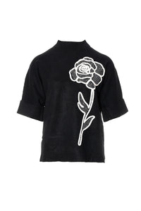Μαύρη μπλούζα με λευκό τριαντάφυλλο στο μπροστινό μέρος