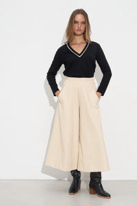 Μαύρη μπλούζα με V λαιμόκοψη και λευκή ρέλι λεπτομέρεια, Ellisargi Boutique