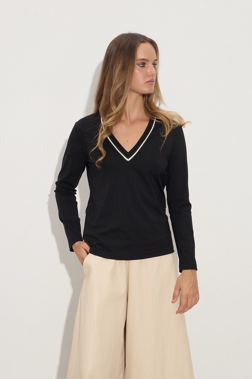 Μαύρη μπλούζα με V λαιμόκοψη και λευκή ρέλι λεπτομέρεια, Ellisargi Boutique