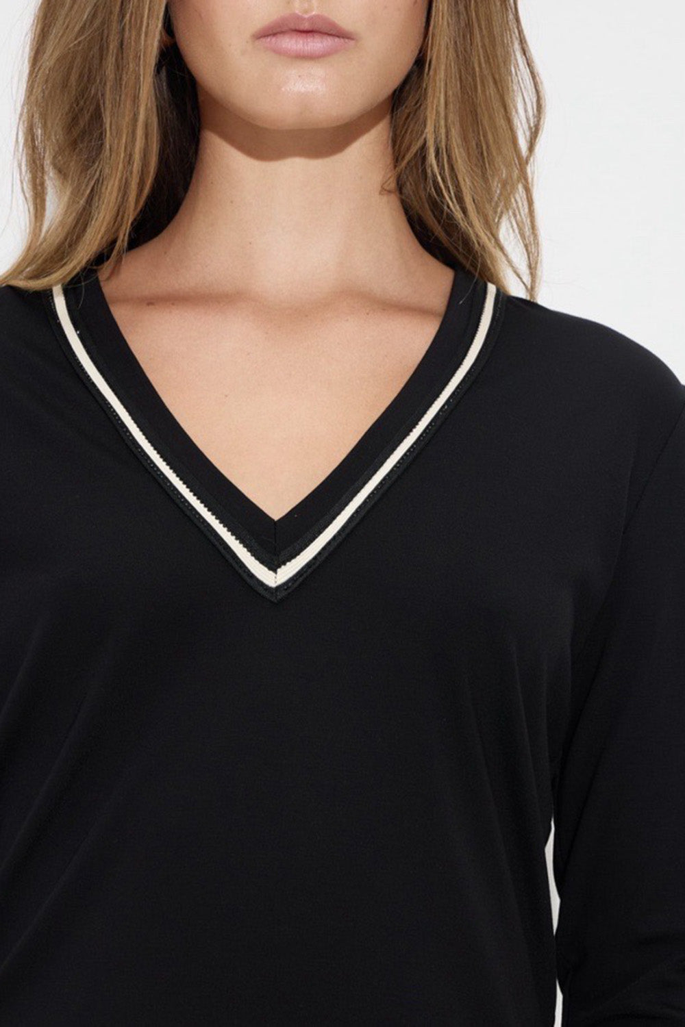 Μαύρη μπλούζα με V λαιμόκοψη και λευκή ρέλι λεπτομέρεια, Ellisargi Boutique