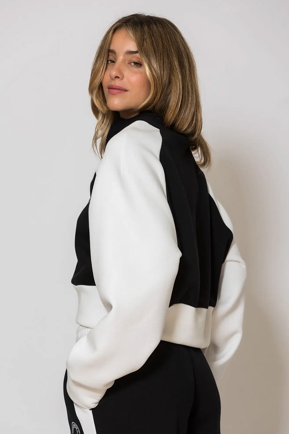 Μαύρη cropped φούτερ μπλούζα με λευκά μανίκια και logo