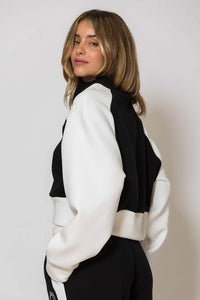 Μαύρη cropped φούτερ μπλούζα με λευκά μανίκια και logo