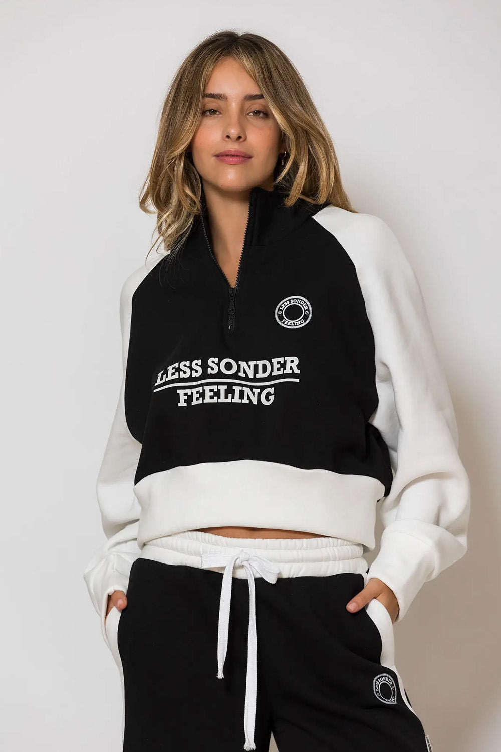 Μαύρη cropped φούτερ μπλούζα με λευκά μανίκια και logo