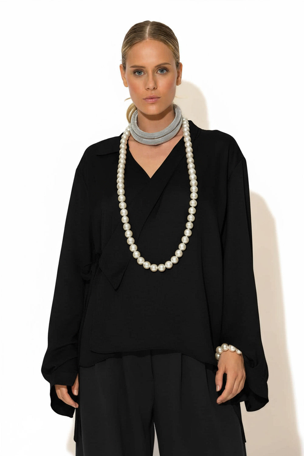 Μαύρη πουκαμίσα C-THROU με δέσιμο στο πλάι και ασύμμετρη γραμμή – Ellisargi Boutique