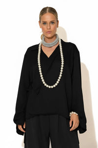 Μαύρη πουκαμίσα C-THROU με δέσιμο στο πλάι και ασύμμετρη γραμμή – Ellisargi Boutique