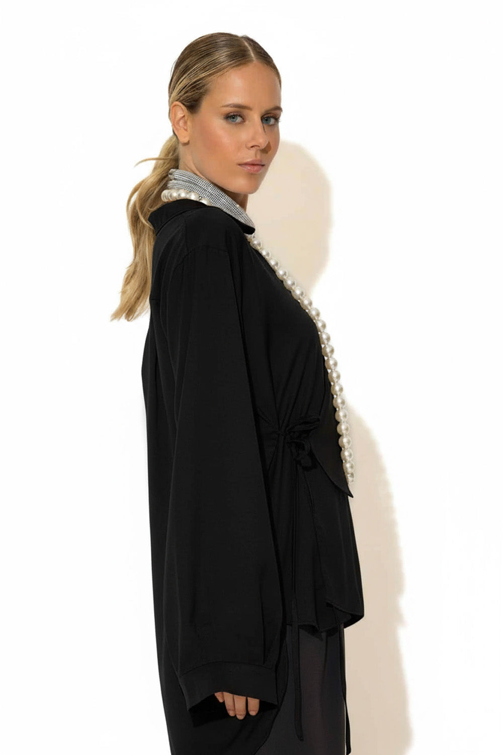 Μαύρη πουκαμίσα C-THROU με δέσιμο στο πλάι και ασύμμετρη γραμμή – Ellisargi Boutique