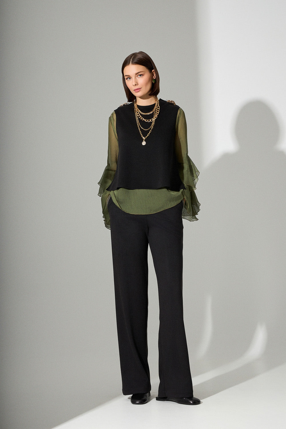 Μαύρο αμάνικο τοπ με διακοσμητικά τριανταφυλλάκια στους ώμους