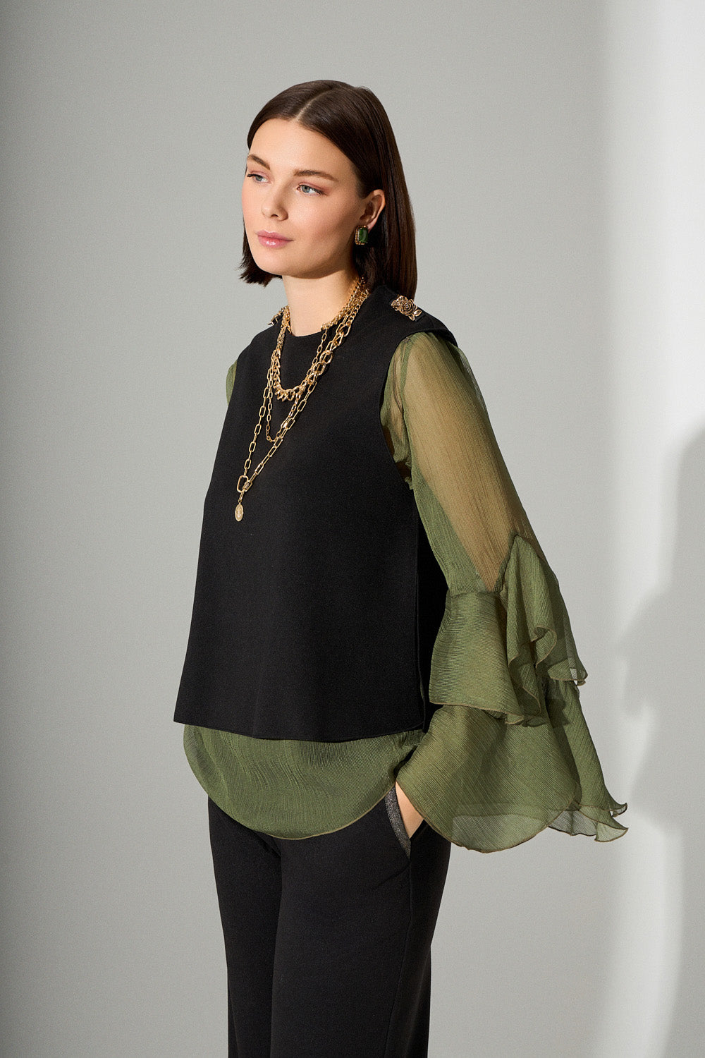 Μαύρο αμάνικο τοπ με διακοσμητικά τριανταφυλλάκια στους ώμους