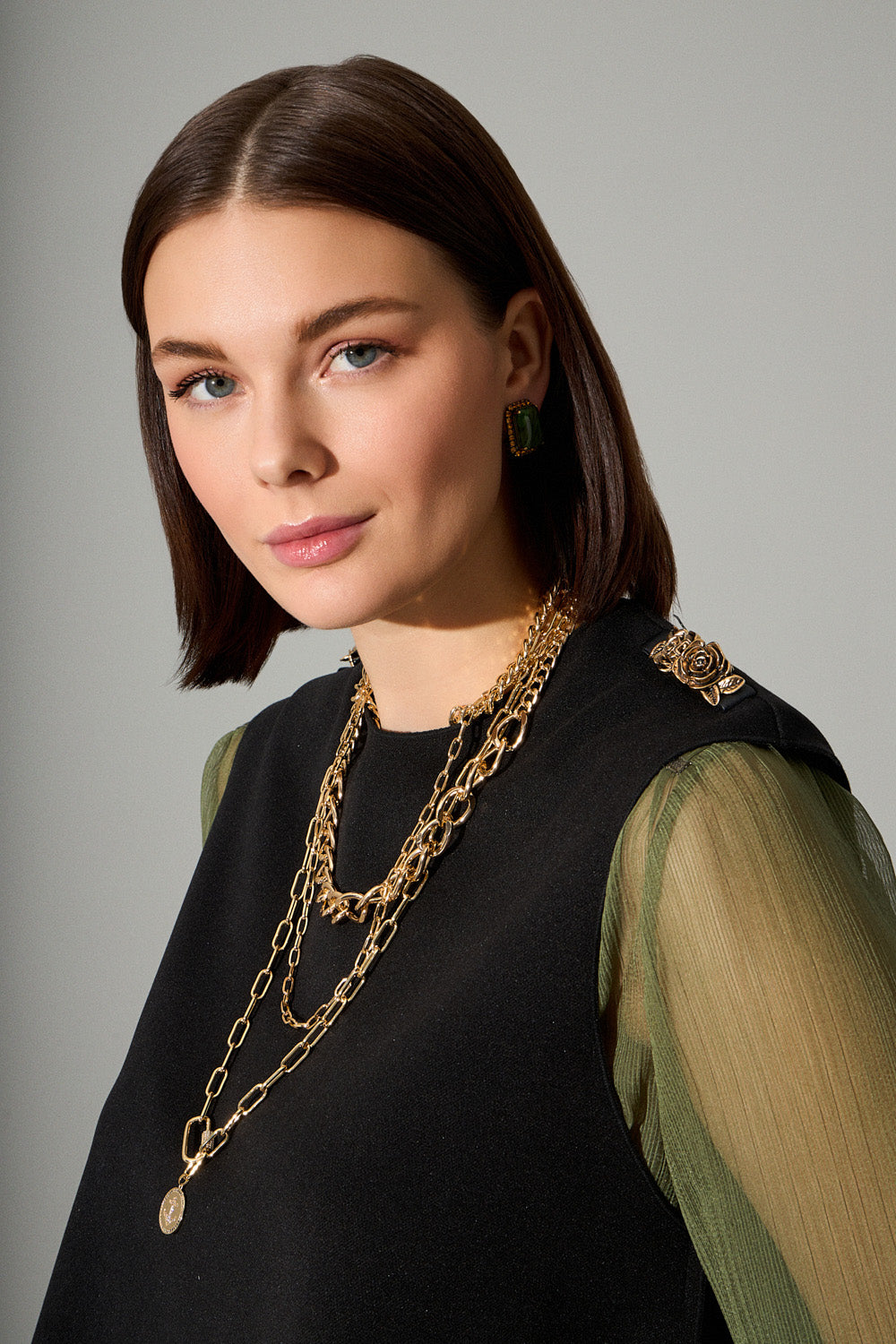 Μαύρο αμάνικο τοπ με διακοσμητικά τριανταφυλλάκια στους ώμους