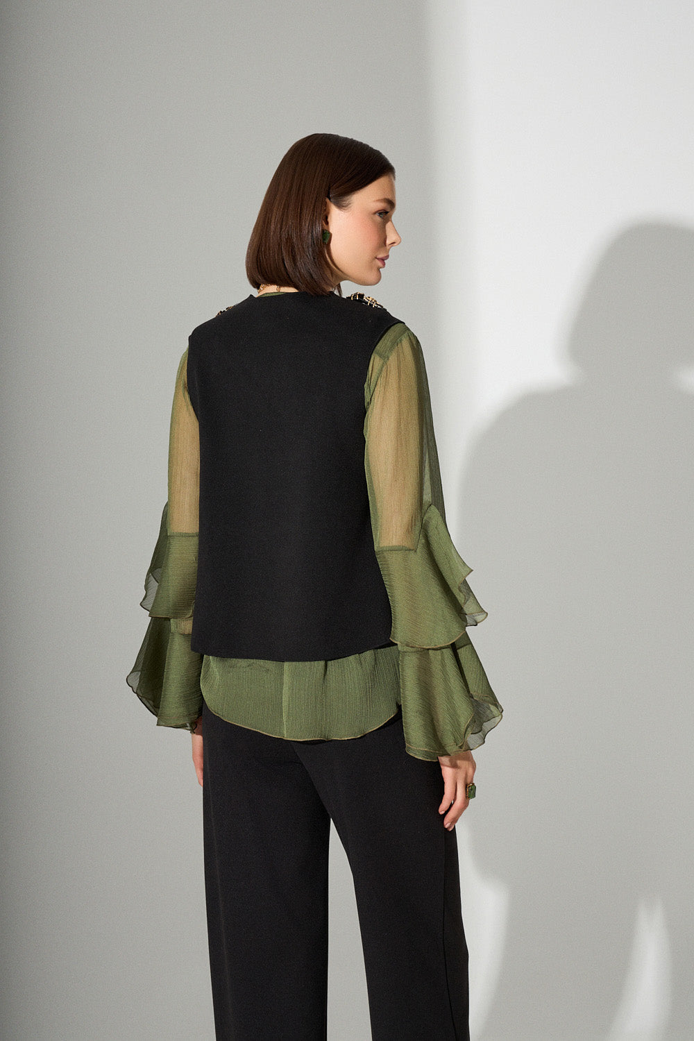 Μαύρο αμάνικο τοπ με διακοσμητικά τριανταφυλλάκια στους ώμους