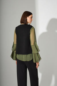 Μαύρο αμάνικο τοπ με διακοσμητικά τριανταφυλλάκια στους ώμους