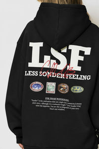 Μαύρο φούτερ με κουκούλα, καγκουρό τσέπη και logo print “LESS SONDER FEELING” μπροστά και πίσω
