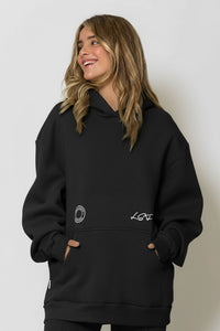 Μαύρο φούτερ με κουκούλα, καγκουρό τσέπη και logo print “LESS SONDER FEELING” μπροστά και πίσω