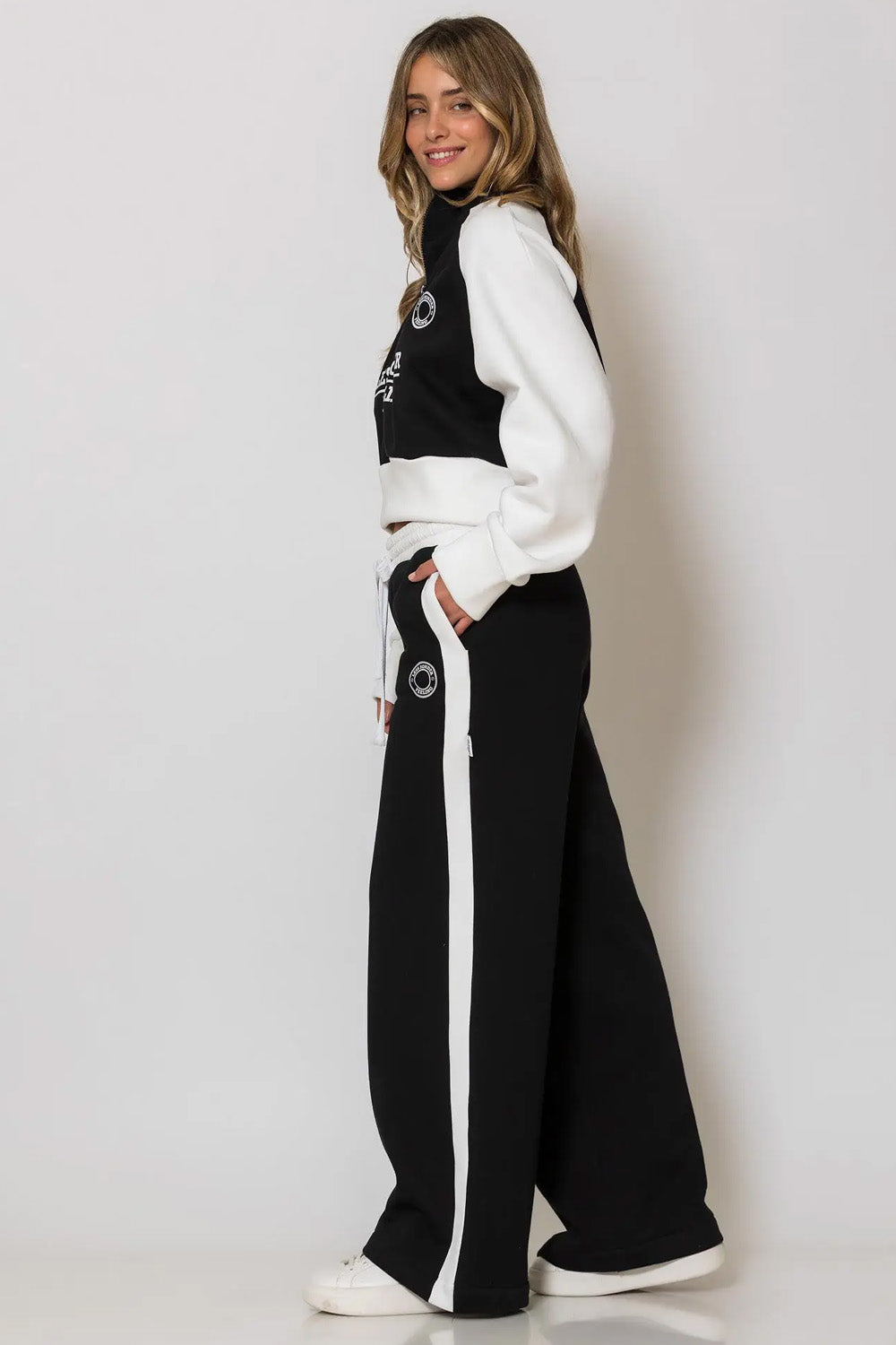 Μαύρο φούτερ παντελόνι με λευκή ρίγα και logo