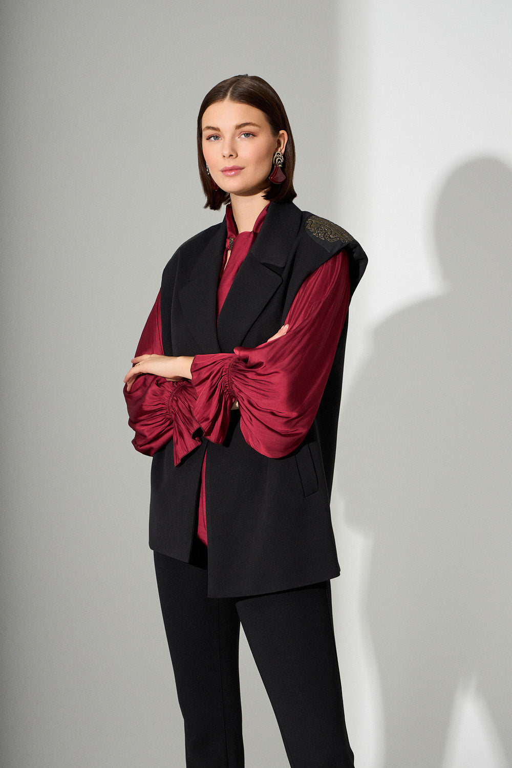 Γυναικείο μαύρο γιλέκο με διακοσμητικές λεπτομέρειες στους ώμους