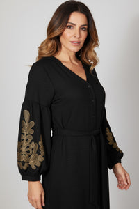 Μαύρο μακρύ φόρεμα με χρυσό τύπωμα στα μανίκια