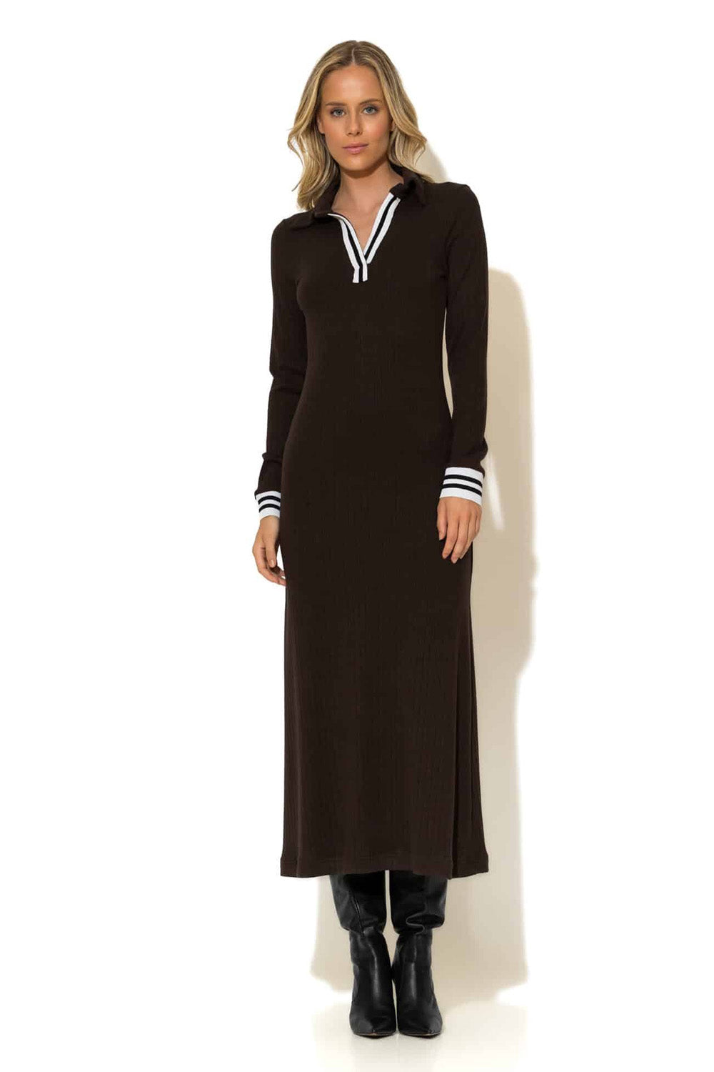 Μίντι πλεκτό φόρεμα ριπ C-THROU σε σοκολατί καφέ χρώμα με γιακά polo και λευκές ρίγες – Ellisargi Boutique