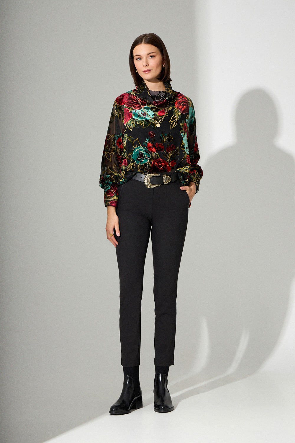 Μπλούζα διαφάνεια με βελούδινα λουλούδια σε κόκκινες και πράσινες αποχρώσεις με χρυσές λεπτομέρειες.