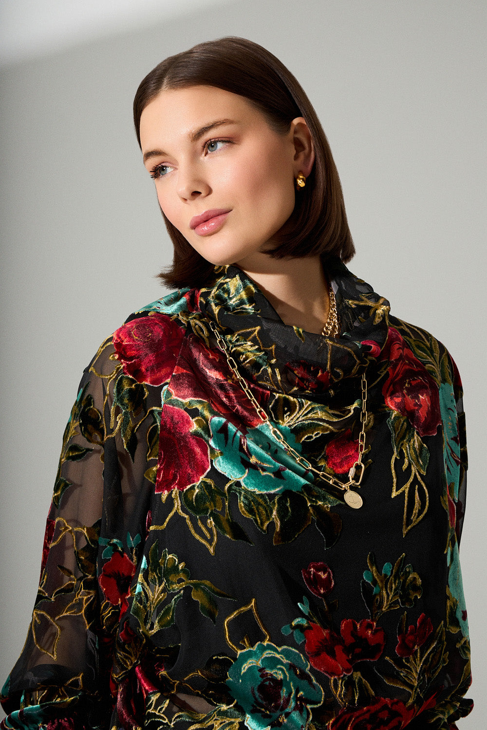 Μπλούζα διαφάνεια με βελούδινα λουλούδια σε κόκκινες και πράσινες αποχρώσεις με χρυσές λεπτομέρειες.