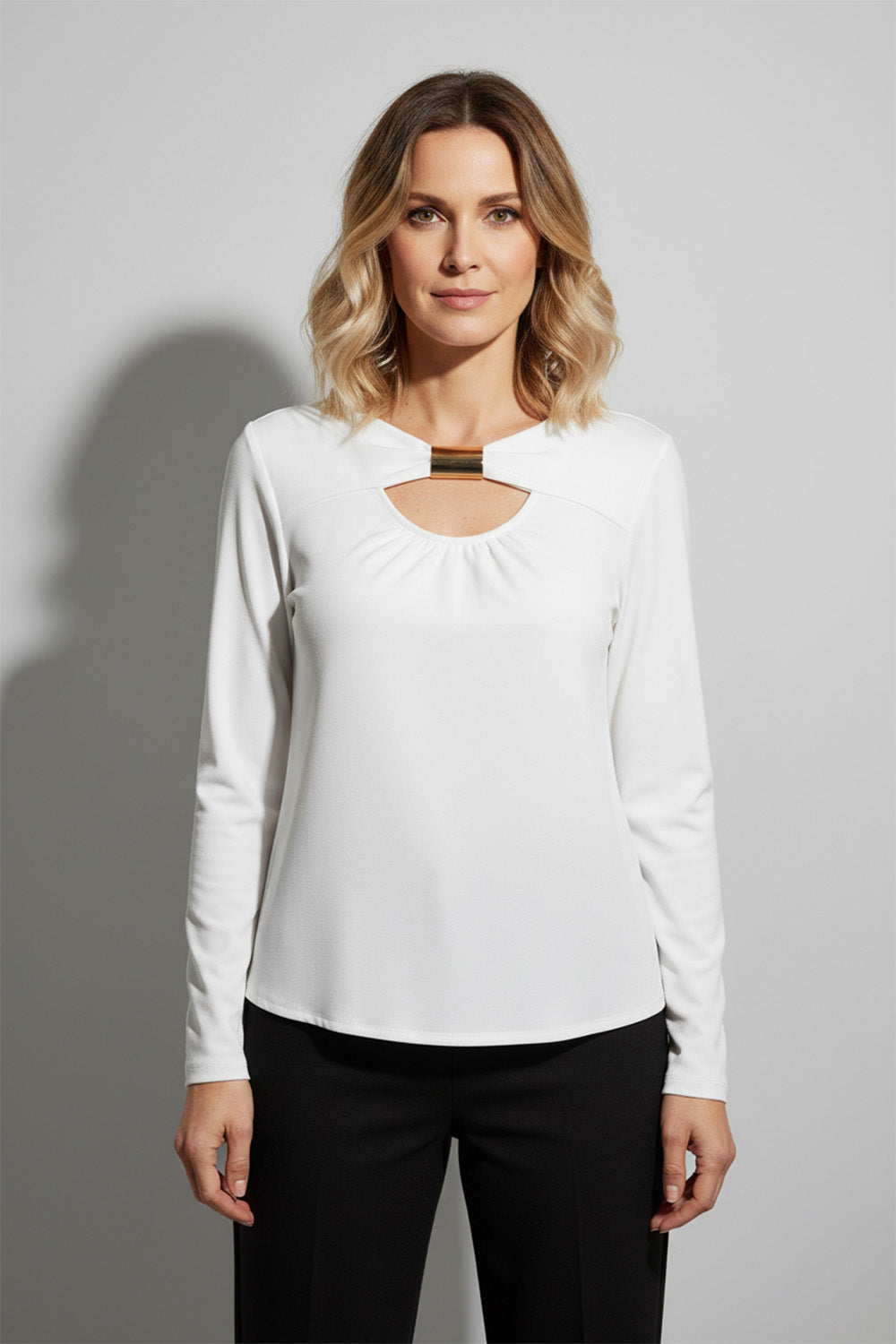 Μπλούζα λευκή με χρυσή λεπτομέρεια