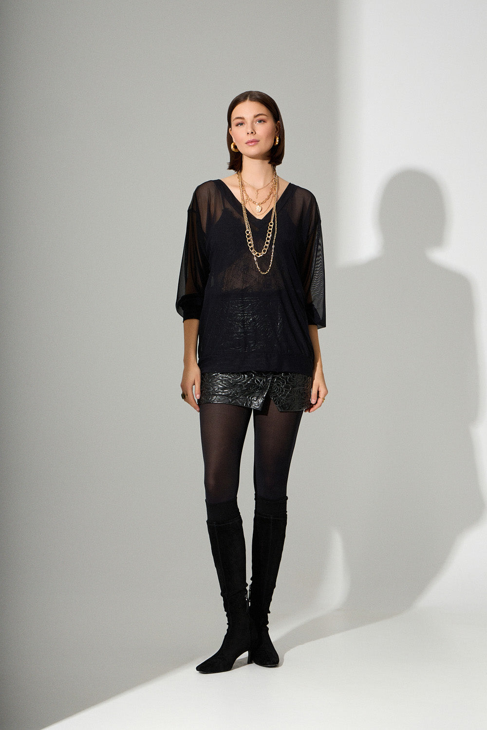 Μαύρη μπλούζα διαφάνεια με V λαιμόκοψη και χρυσό κέντημα φύλλων στην πλάτη.