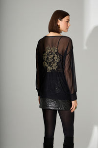 Μαύρη μπλούζα διαφάνεια με V λαιμόκοψη και χρυσό κέντημα φύλλων στην πλάτη.