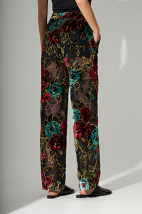 Μαύρη παντελόνα με διαφάνεια και βελούδινα λουλούδια σε κόκκινο και πράσινο με χρυσές λεπτομέρειες.