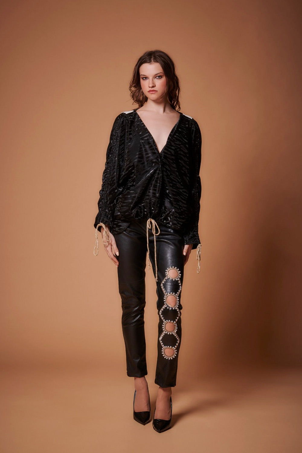 Μαύρο  παντελόνι Fia Fashion με διακοσμητικούς κρίκους από Ellisargi Boutique