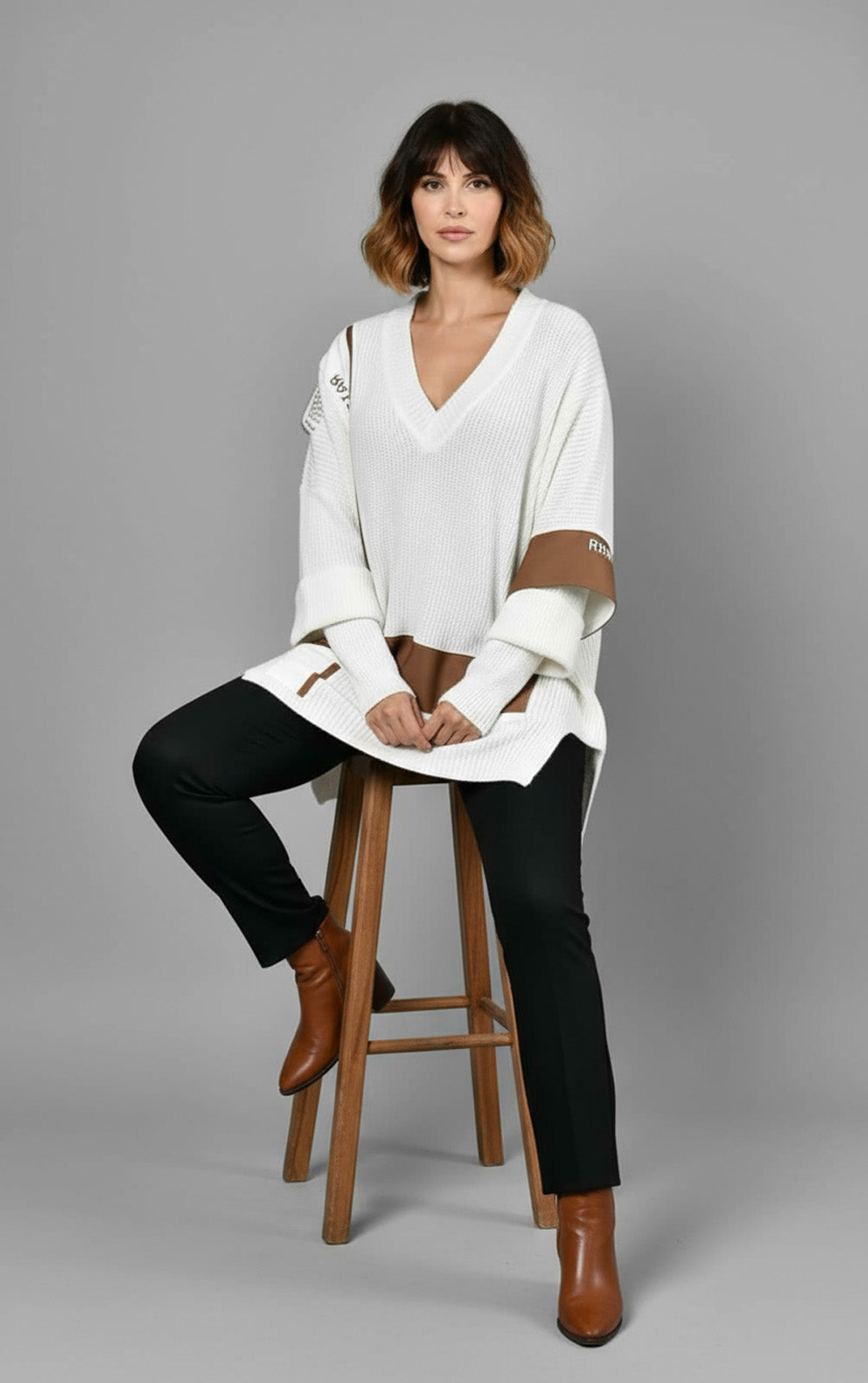 Λευκό πλεκτό oversize με καφέ λεπτομέρειες