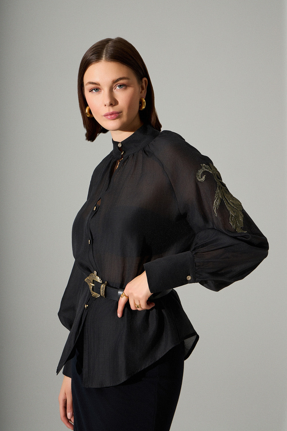 Μαύρη πουκαμίσα iRous με διάφανη υφή και κεντητή λεπτομέρεια στο μανίκι
