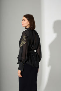 Μαύρη πουκαμίσα iRous με διάφανη υφή και κεντητή λεπτομέρεια στο μανίκι