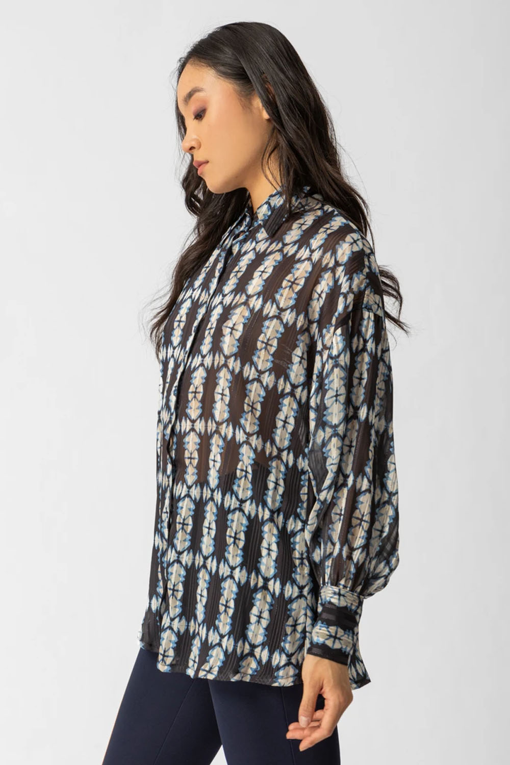 Πουκάμισο διάφανο με lurex λεπτομέρειες σε άνετη γραμμή