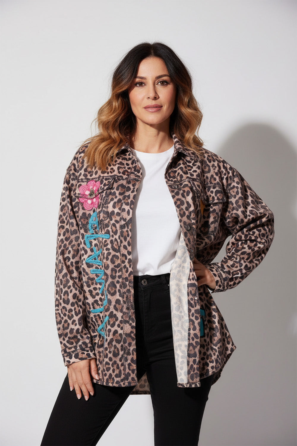 Λεοπάρ πουκάμισο με τυπώματα και κόκκινη κορώνα στην πλάτη