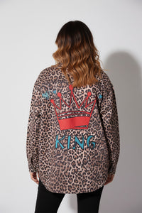 Λεοπάρ πουκάμισο με τυπώματα και κόκκινη κορώνα στην πλάτη