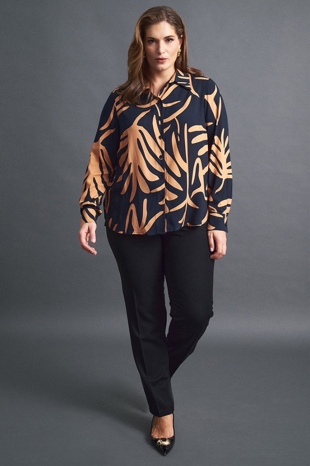 Πουκάμισο με μαύρη βάση και μπεζ εμπριμέ σχέδιο από την Ellisargi Boutique