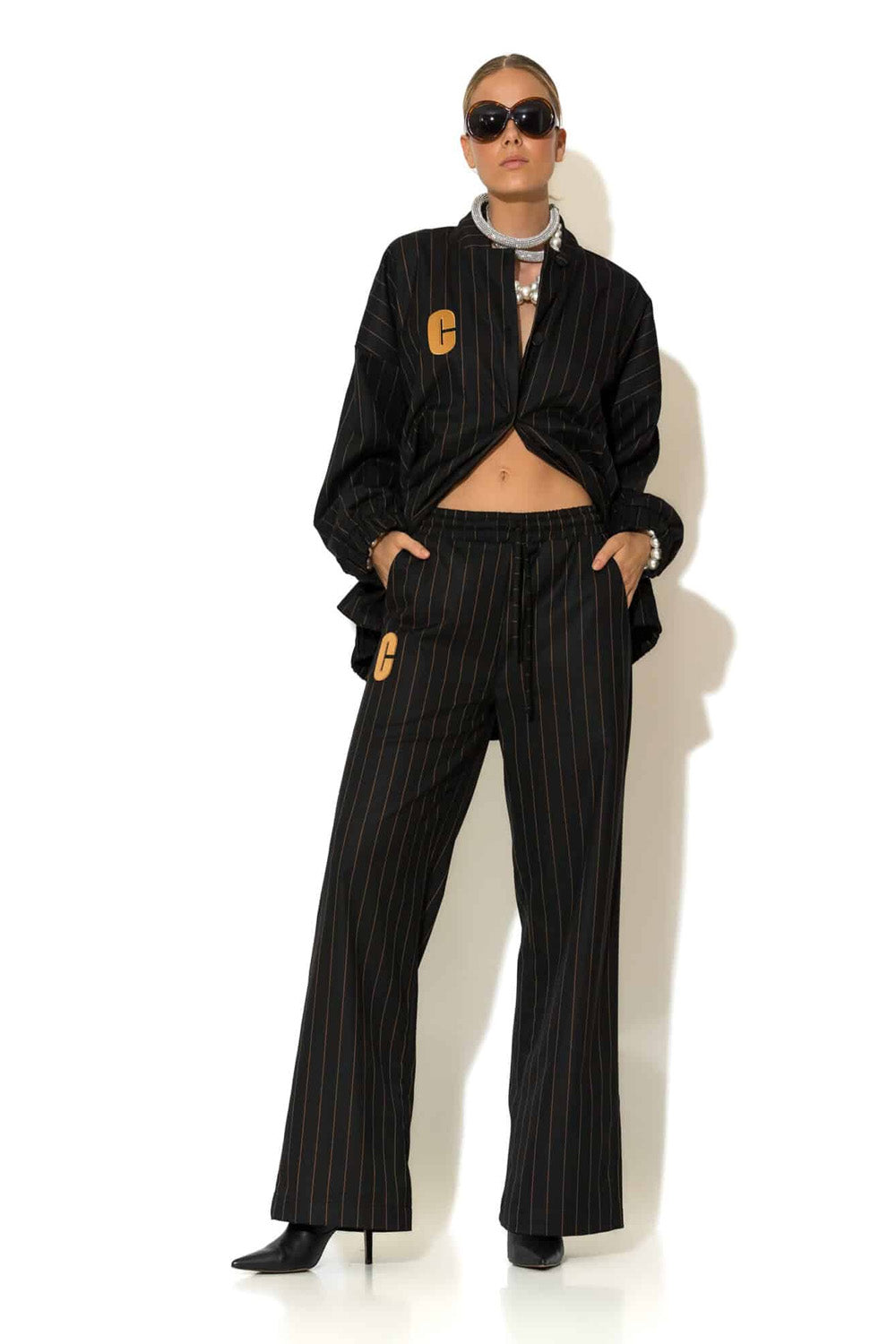 Ριγέ φαρδύ παντελόνι με λάστιχο και λογότυπο C-THROU