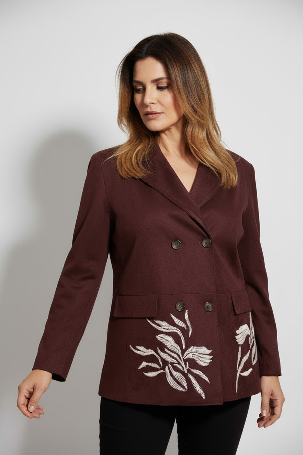 Μπορντό σακάκι με λευκά κεντήματα και διπλή σειρά κουμπιών από την Ellisargi Boutique