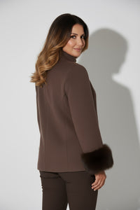 Καφέ σακάκι με συνθετική γούνα στα μανίκια και μεταλλικό κούμπωμα από την Ellisargi Boutique