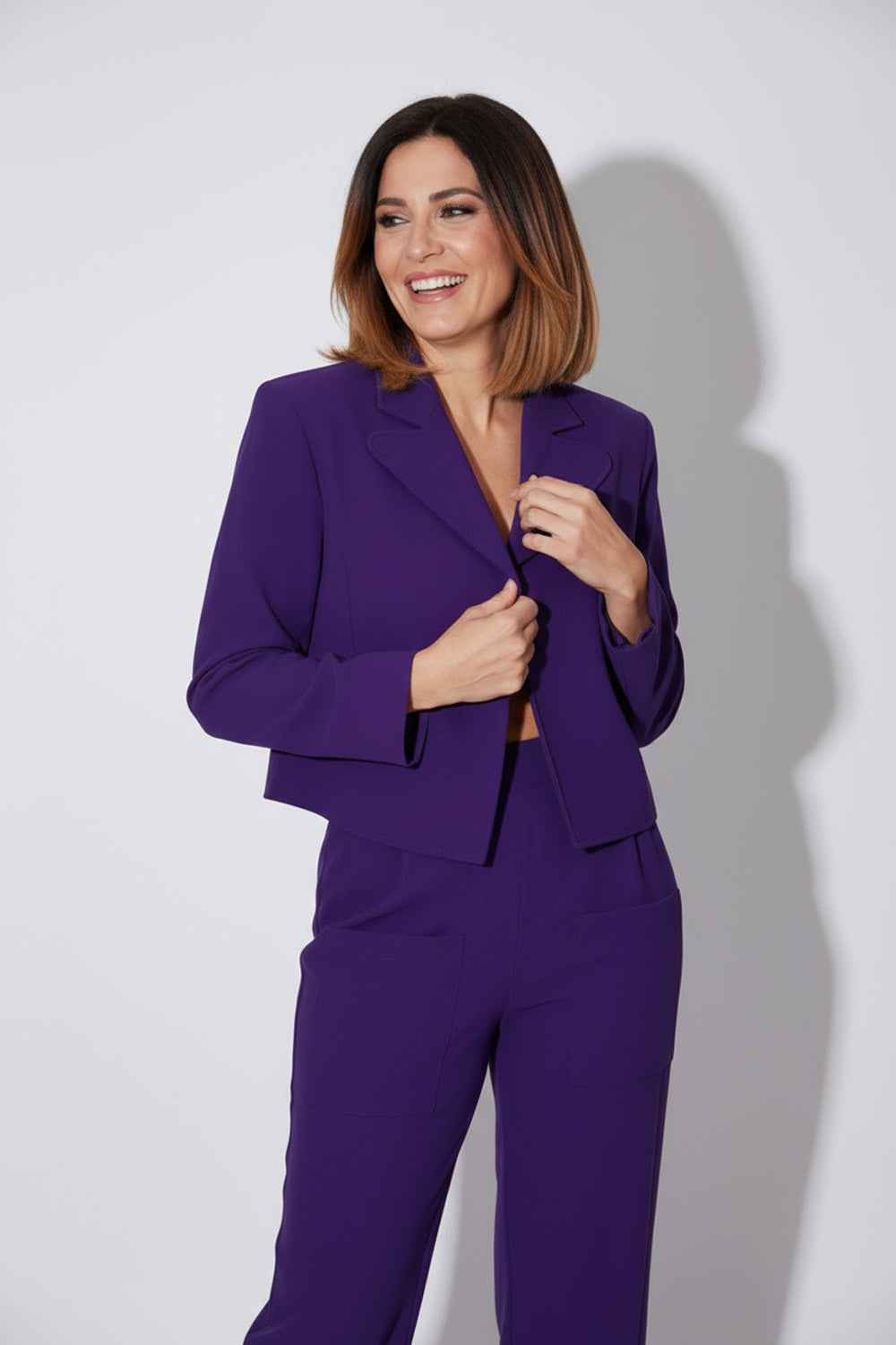 Μωβ κοντό σακάκι με ίσια γραμμή και μυτερά πέτα, ελληνικής ραφής.