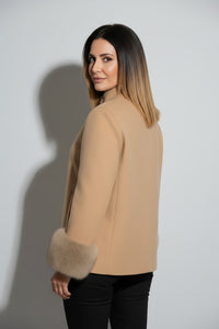 Μπεζ σακάκι με συνθετική γούνα στα μανίκια και μεταλλικό κούμπωμα από την Ellisargi Boutique