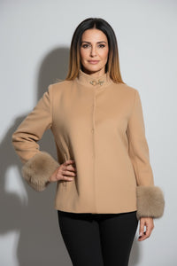Μπεζ σακάκι με συνθετική γούνα στα μανίκια και μεταλλικό κούμπωμα από την Ellisargi Boutique