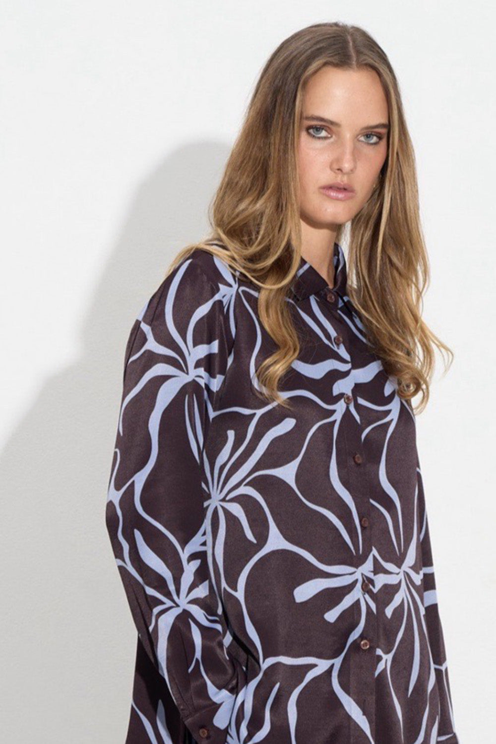 Σατέν πουκάμισο με μωβ floral μοτίβο σε σκούρο φόντο, Ellisargi Boutique