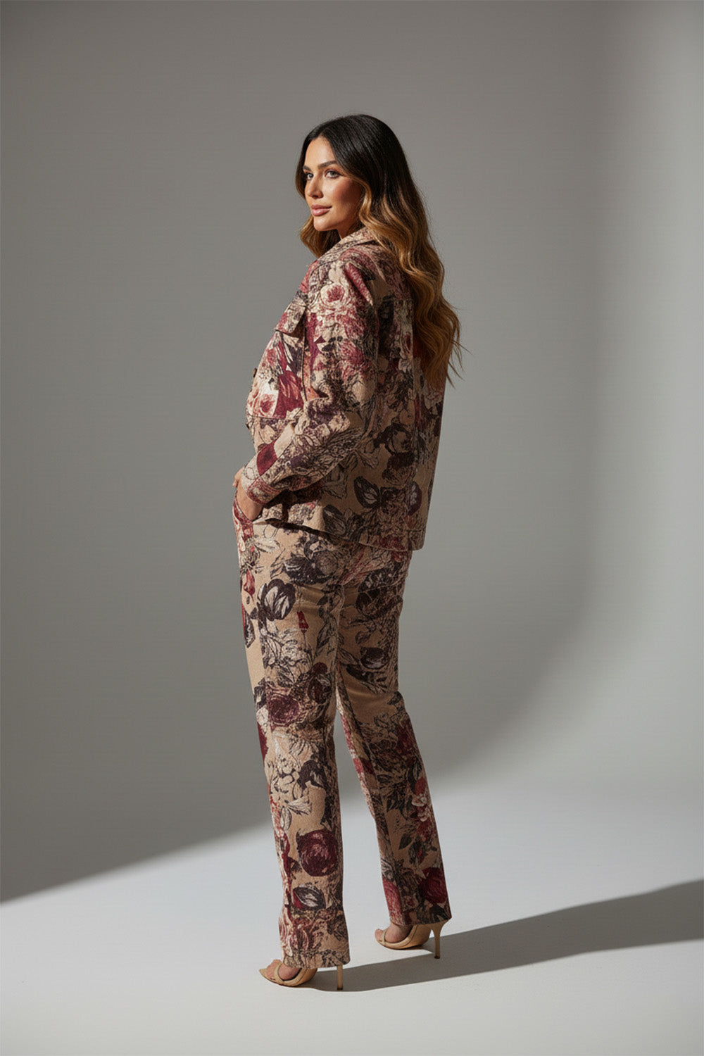 Γυναικείο σετ floral τζάκετ και παντελόνι σε μπεζ με μπορντό αποχρώσεις – Ellisargi Boutique