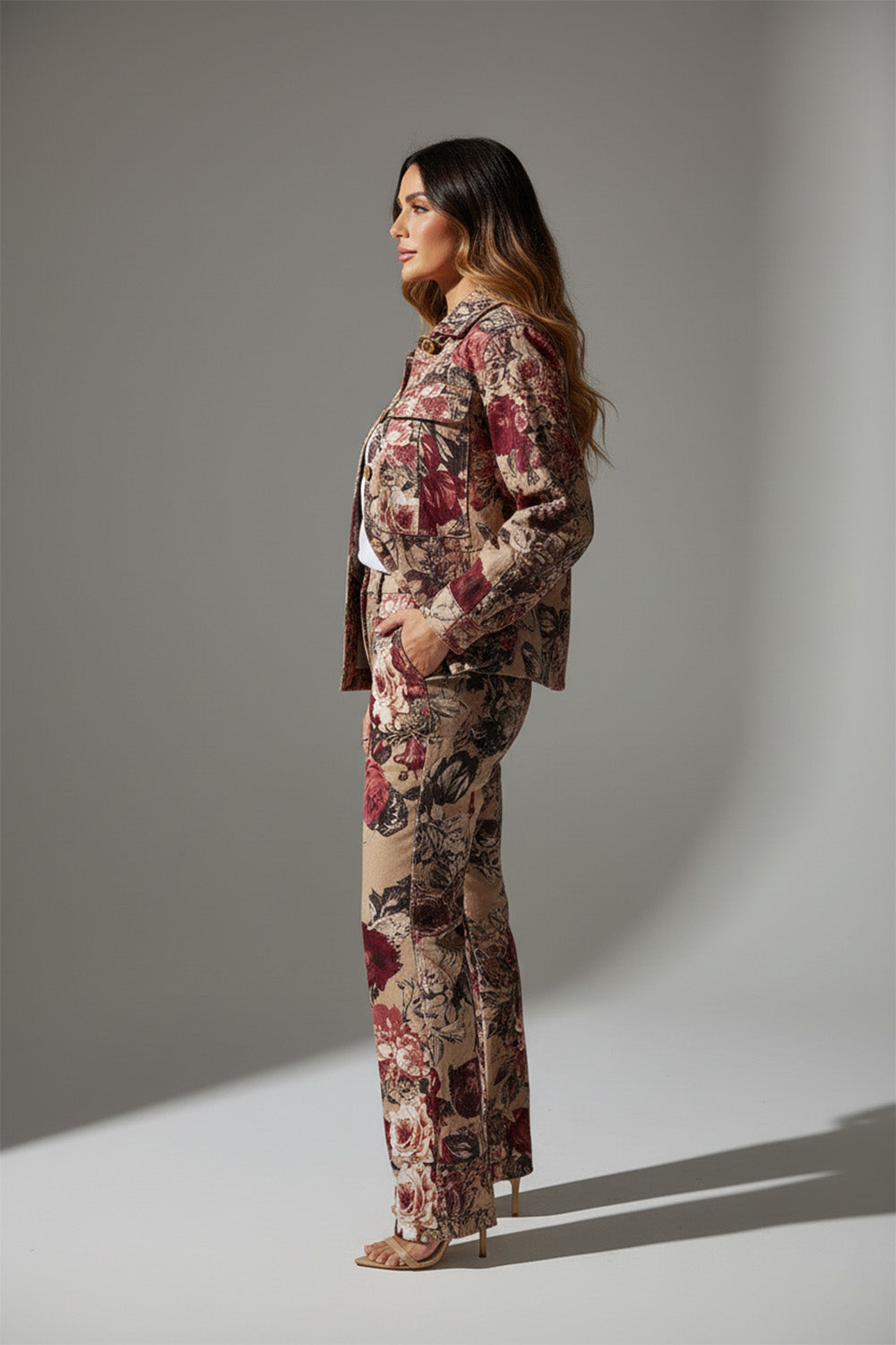 Γυναικείο σετ floral τζάκετ και παντελόνι σε μπεζ με μπορντό αποχρώσεις – Ellisargi Boutique