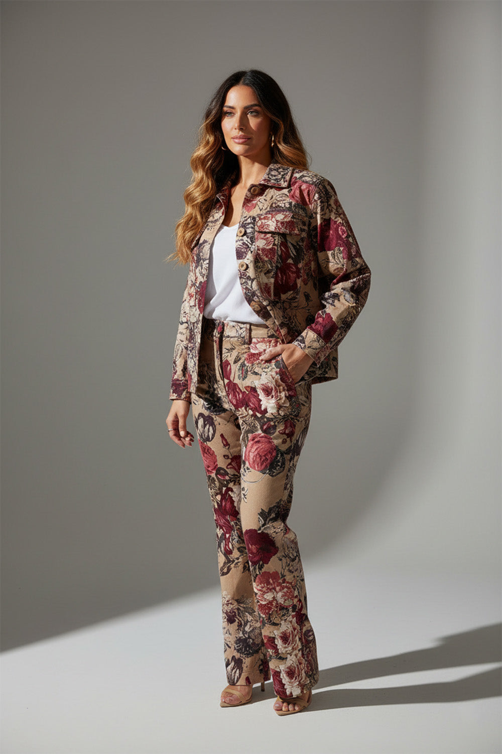 Γυναικείο σετ floral τζάκετ και παντελόνι σε μπεζ με μπορντό αποχρώσεις – Ellisargi Boutique