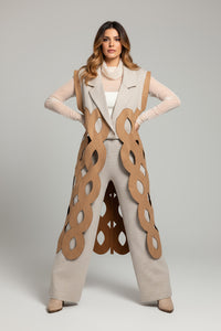 Σετ γιλέκο και παντελόνα σε μπεζ-καμηλό με κοπτό σχέδιο, ελληνικής ραφής.